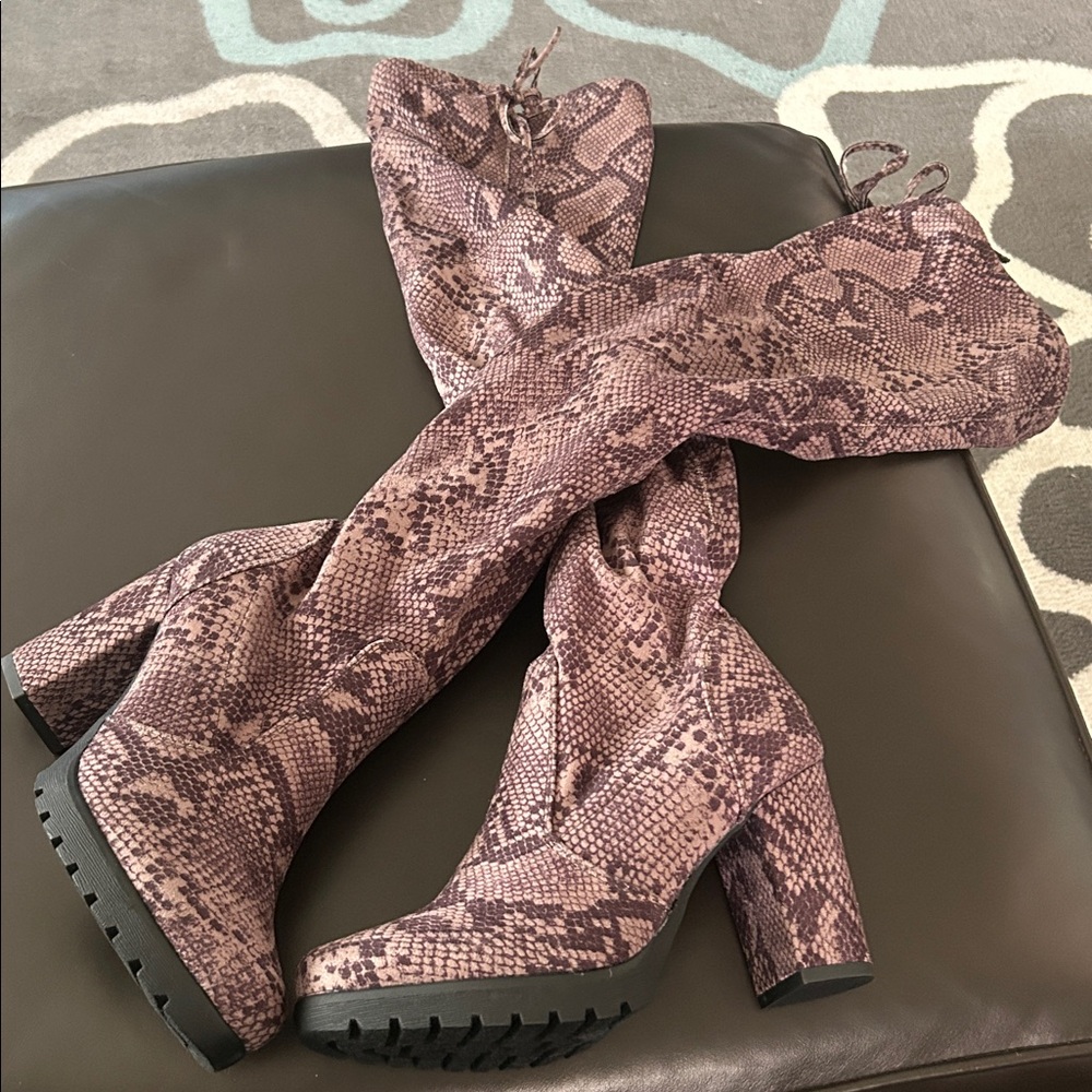 Snakeskin Patterned High block Heel Boots - Picture 4 of 6